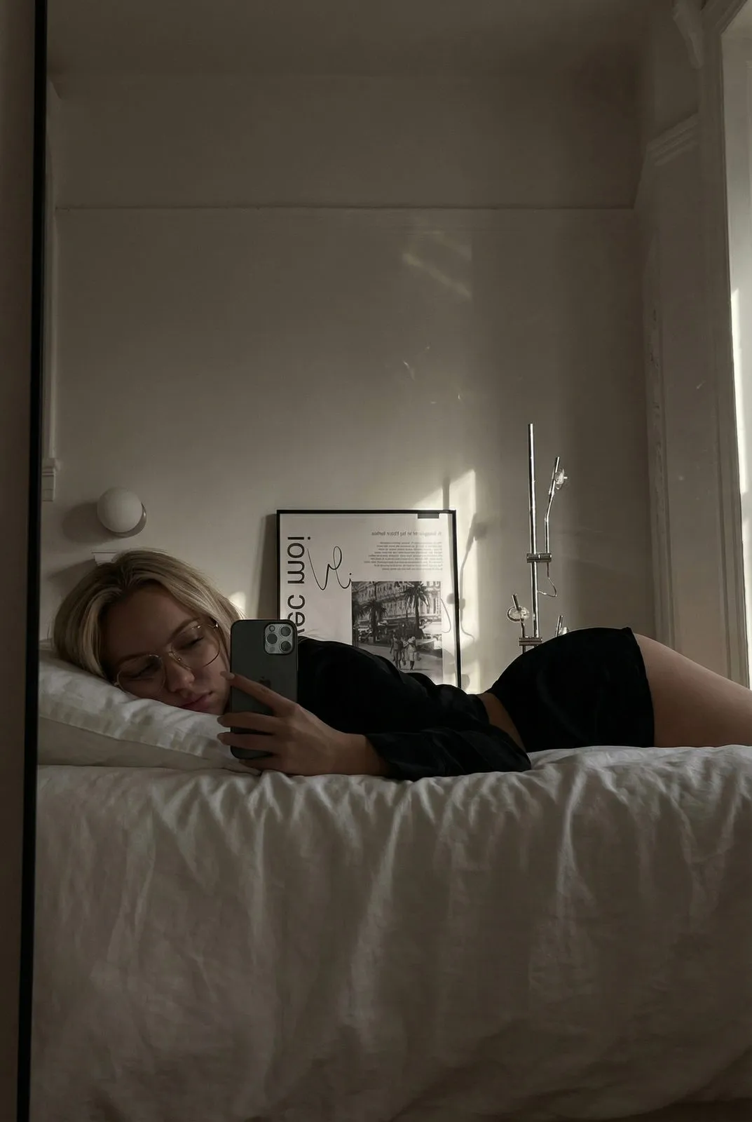 Cozy Bedroom Pillow Rest Scene