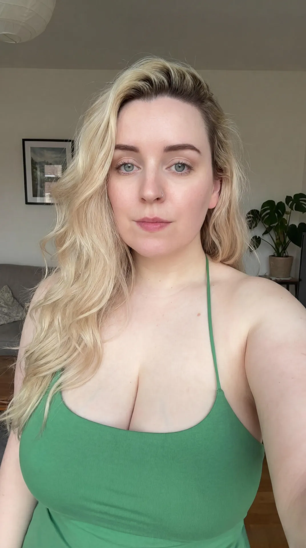 Curvy Woman Home Selfie Iphone 15 Pro