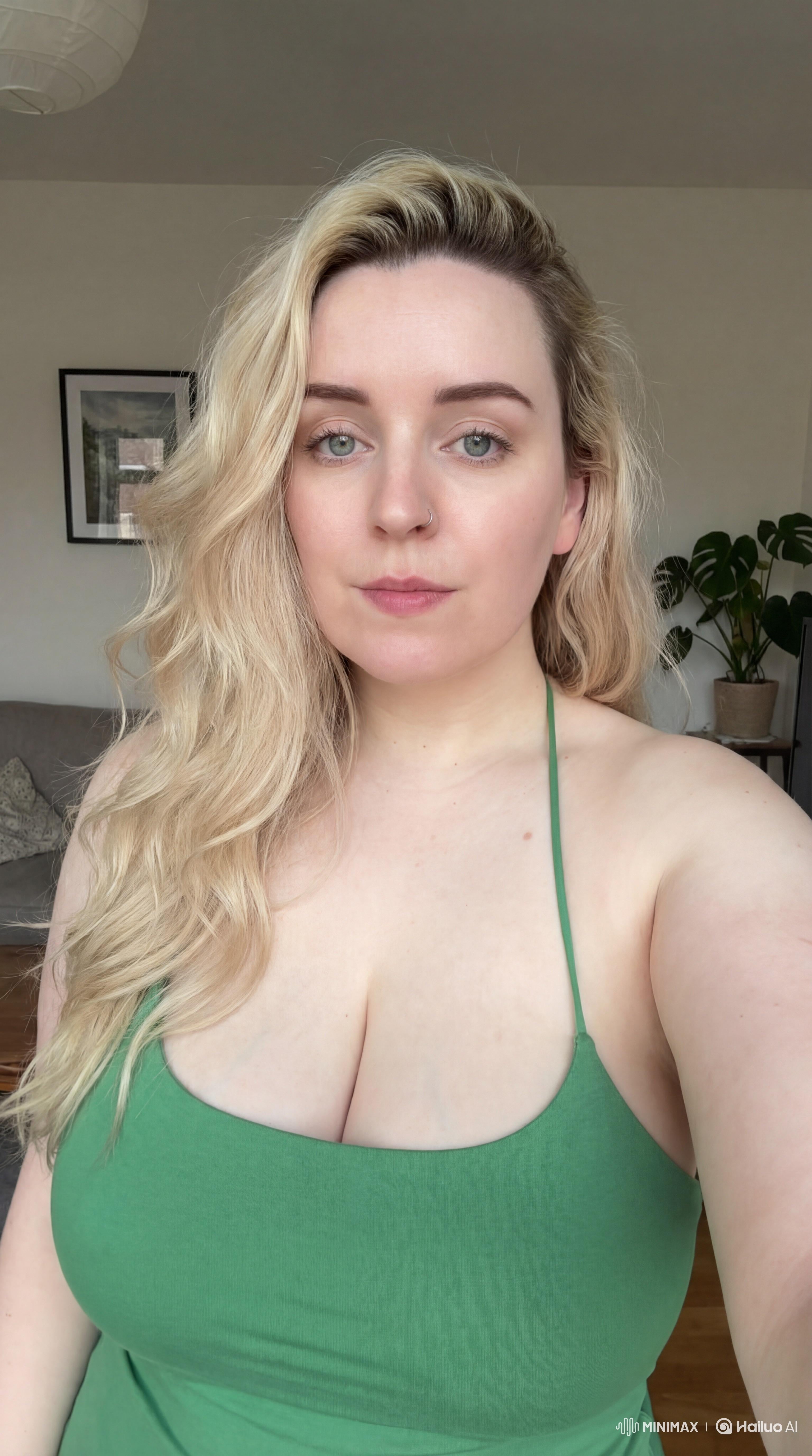 Curvy Woman Home Selfie Iphone 15 Pro reference photo
