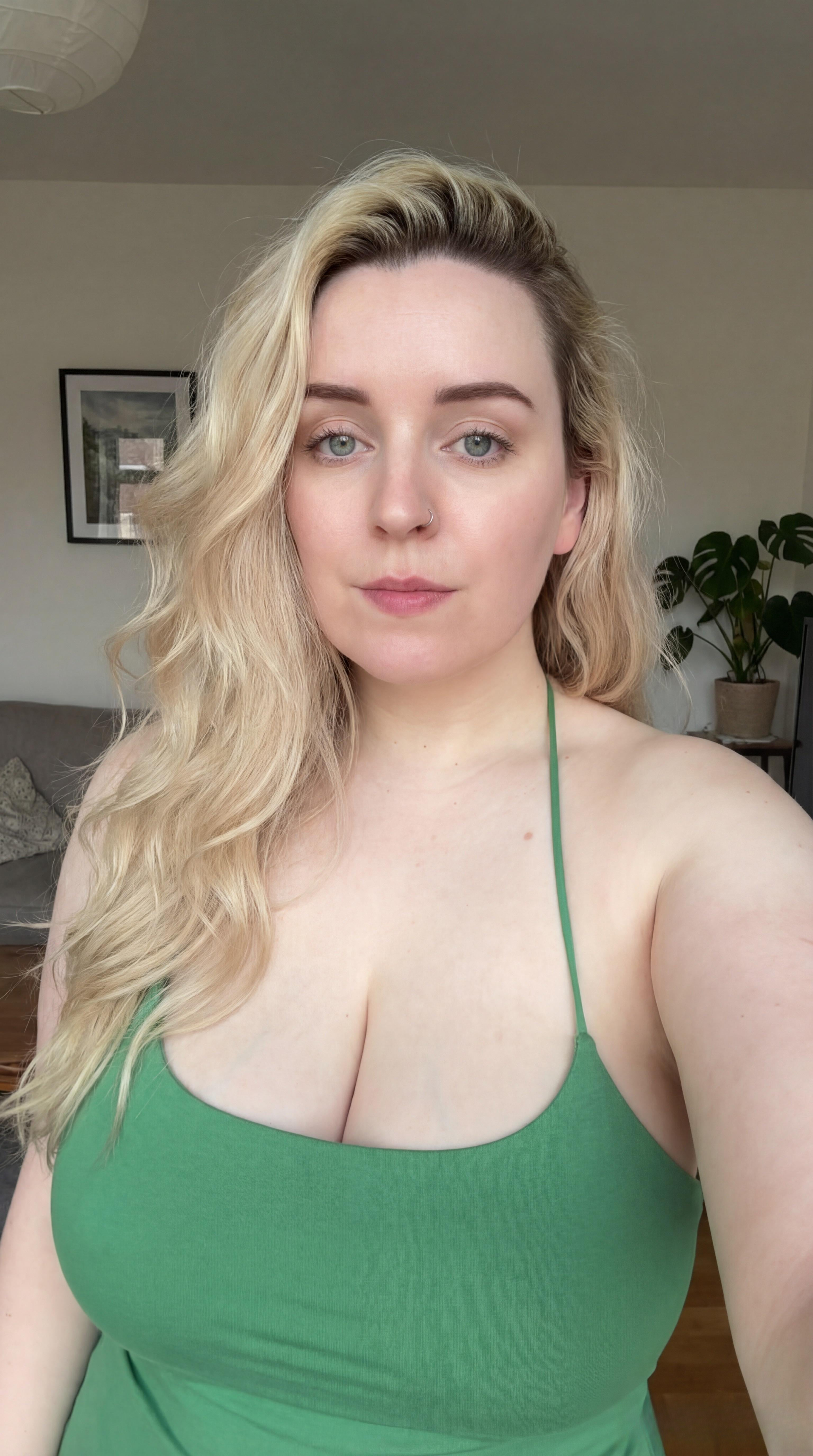 Curvy Woman Home Selfie Iphone 15 Pro