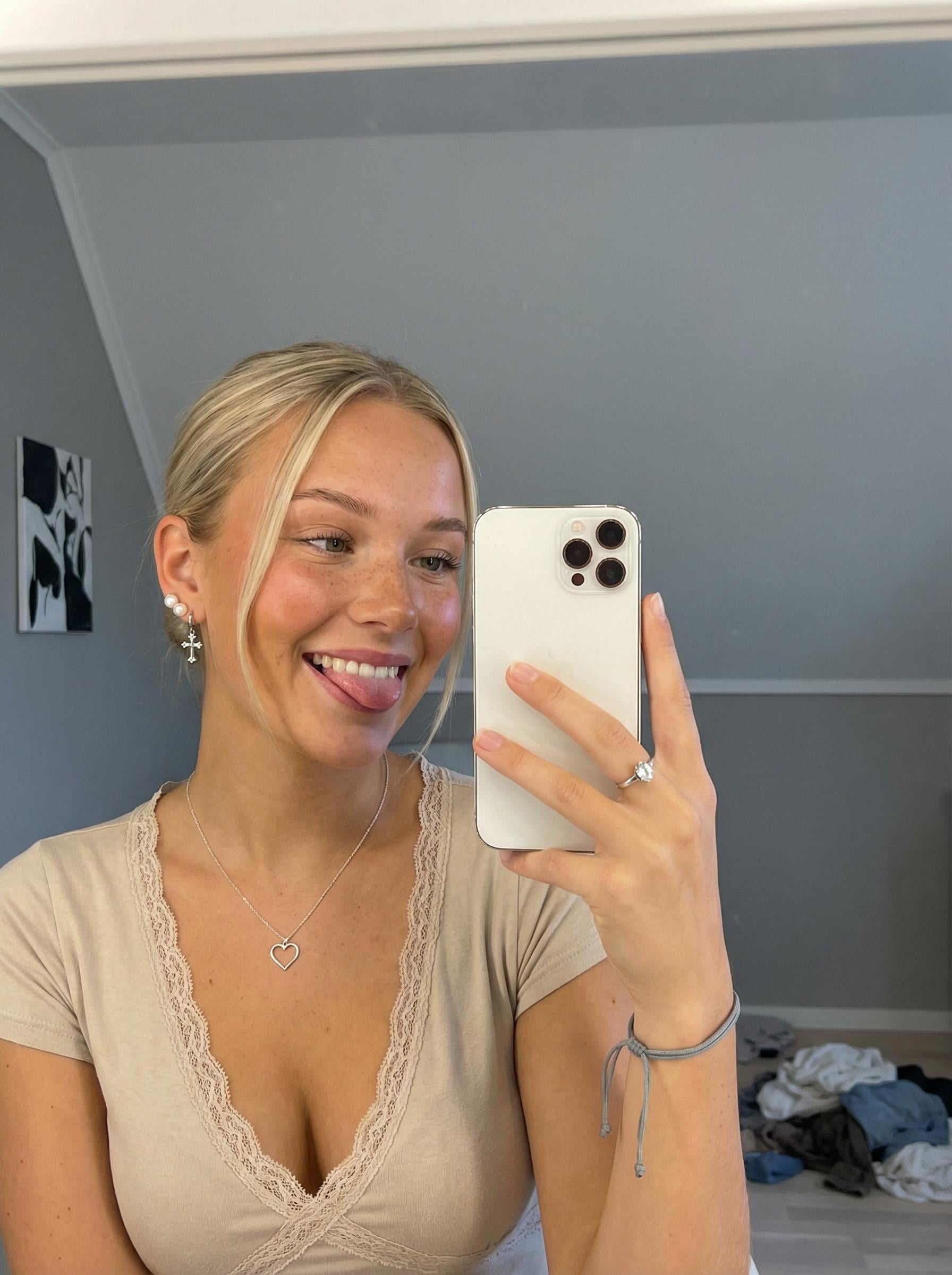 How to create a mirror selfie with Nano Banana Pro (freckles, natural lighting, candid vibe)?