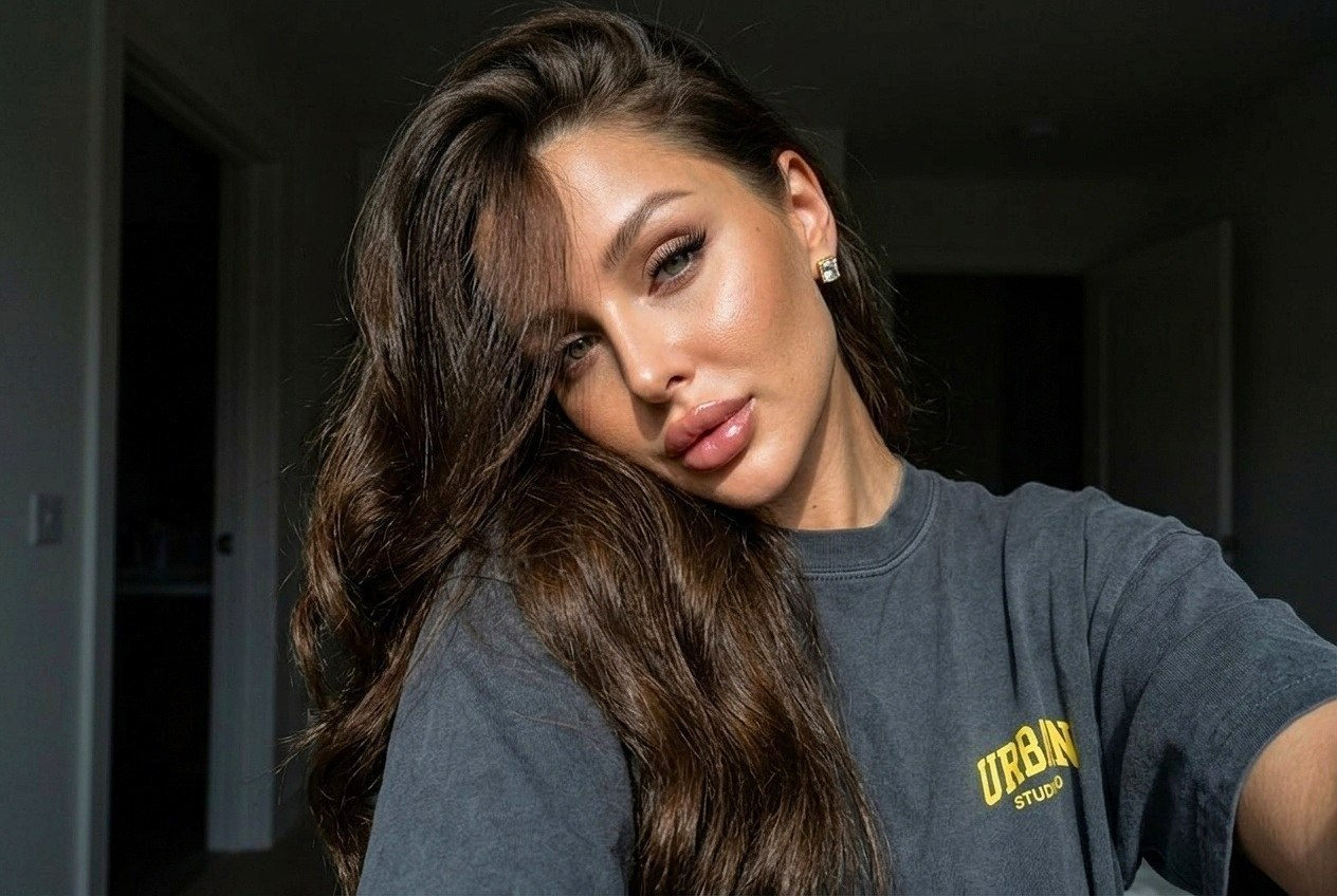 Selfie Wet Glowing Skin Long Wavy Hair