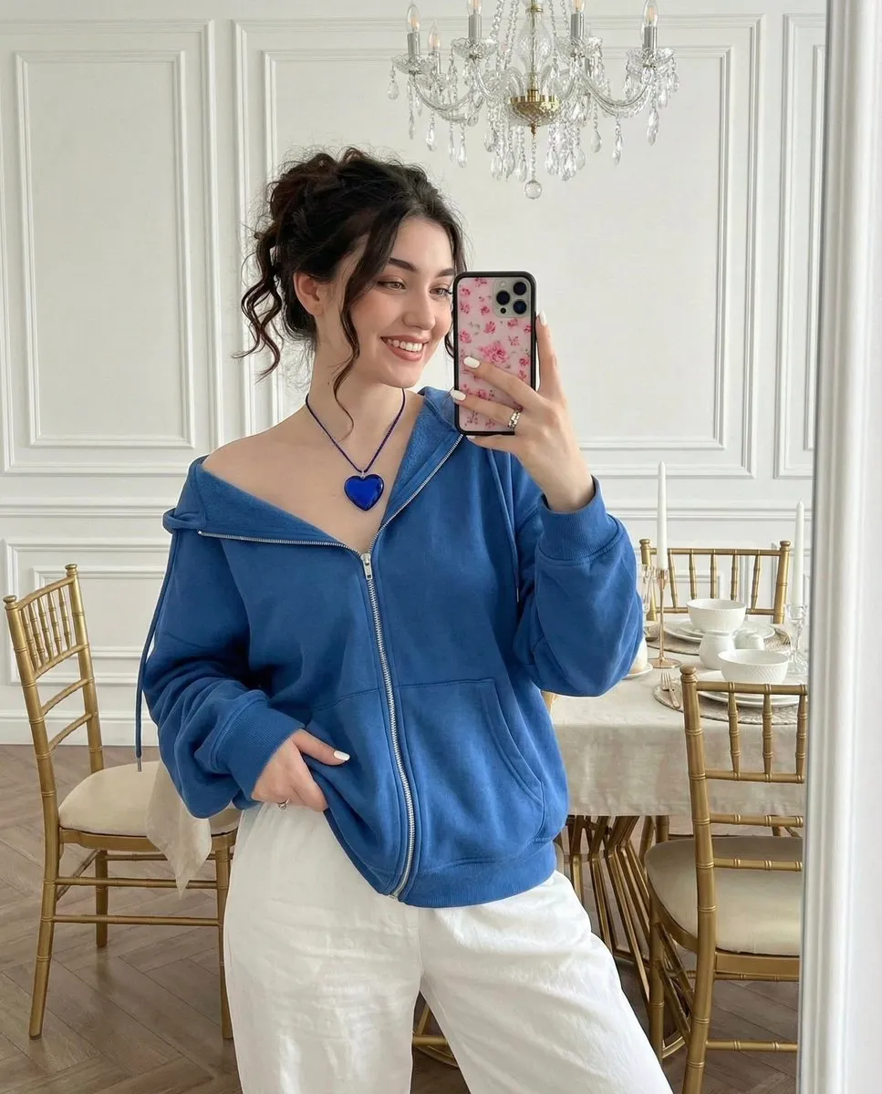 Makeup And Necklace And Rings And Manicure In Mirror Selfie