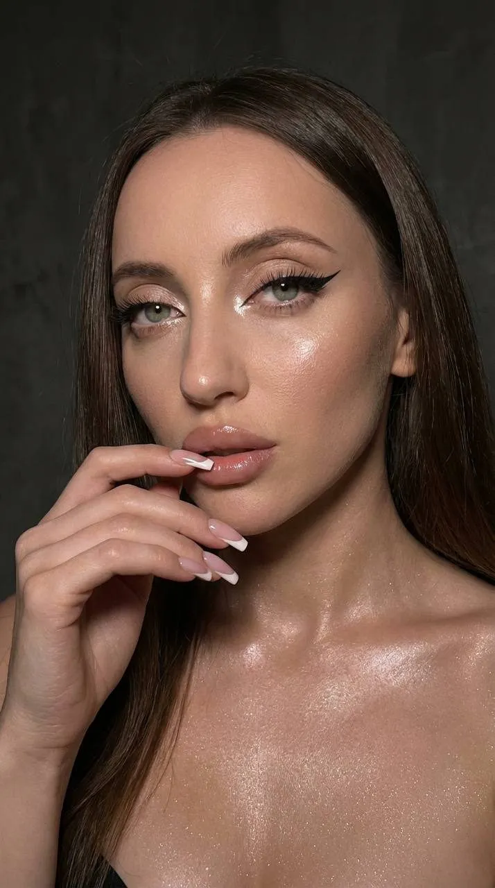 Makeup In Dim Beauty Selfie