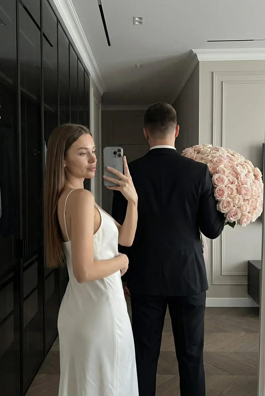 Realistic Girl Mirror Selfie Rose Bouquet