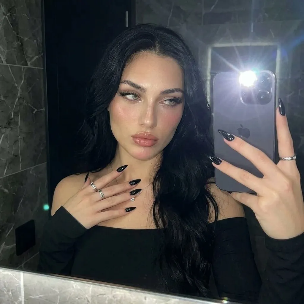 Selfie Mirror Glass Skin Makeup