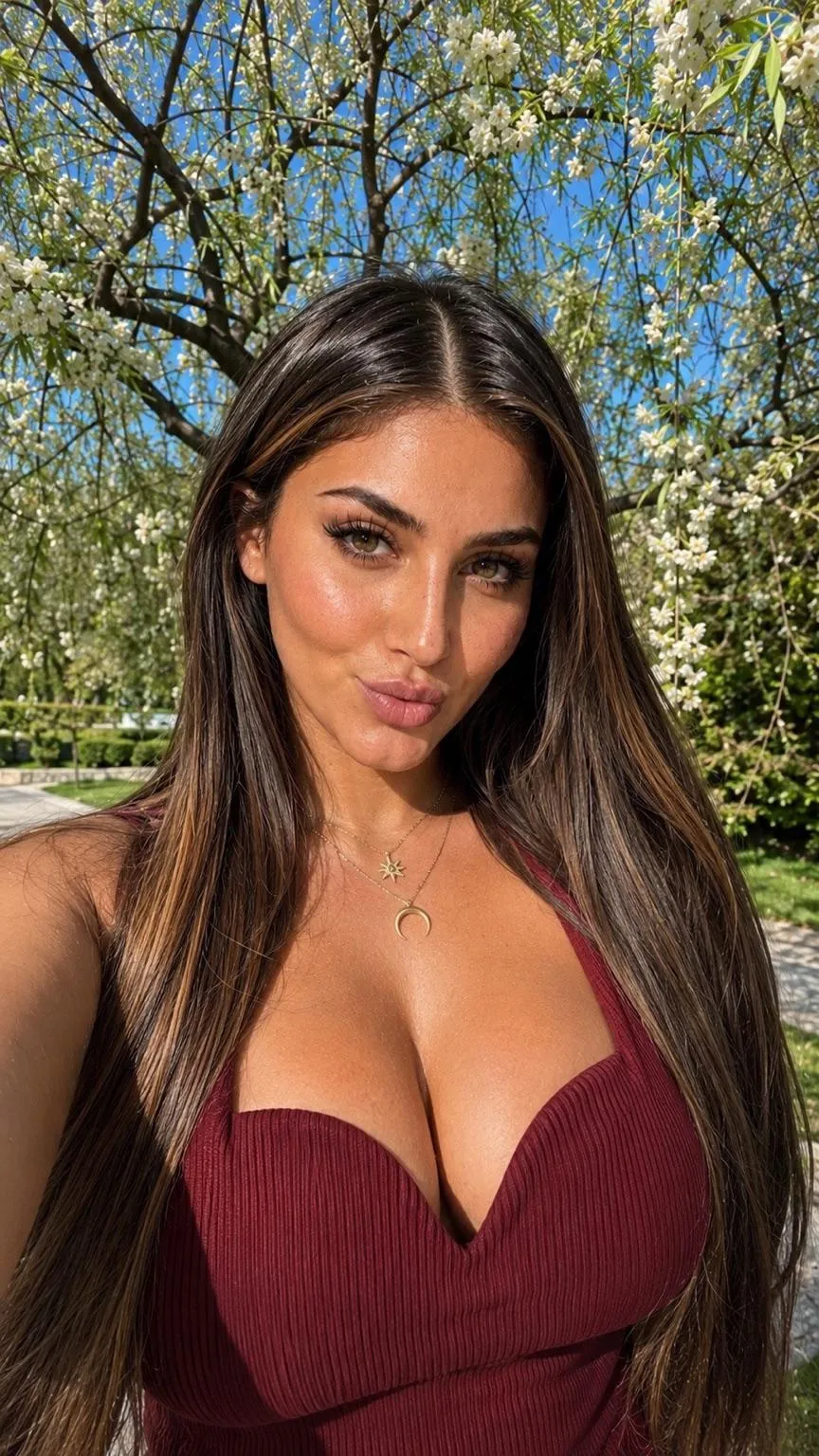 Spring Park Selfie Puckered Expression Deep Bu