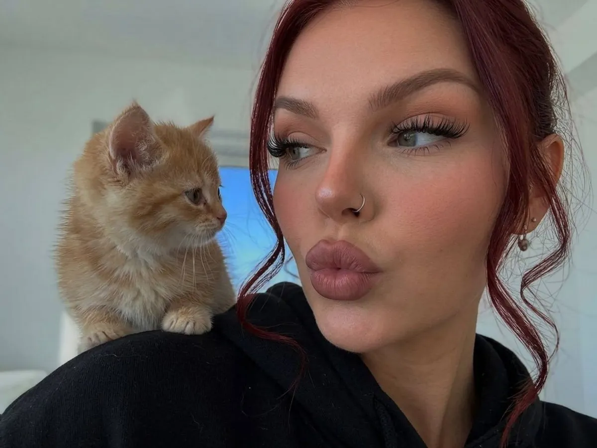 Flirty Kiss Kitten Shoulder Selfie