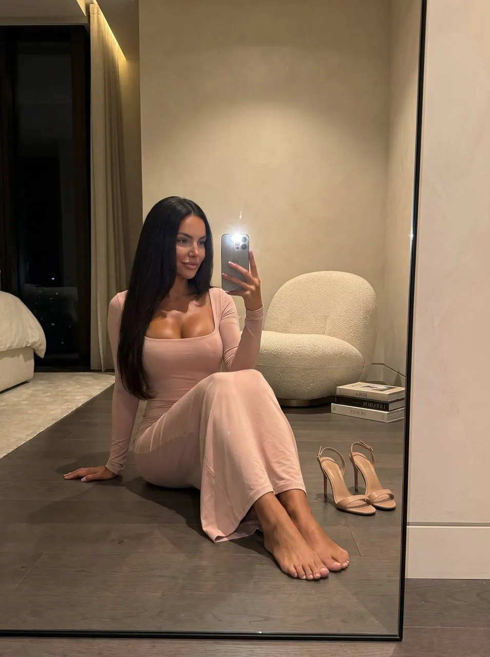 Luxury Penthouse Bedroom Mirror Selfie Iphone Flash