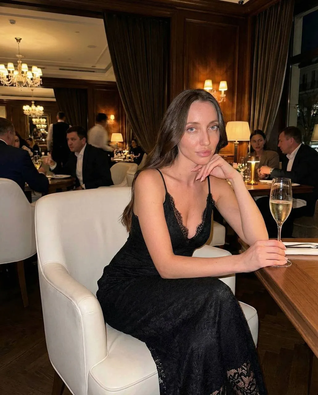Paparazzi Night Restaurant Woman Portrait